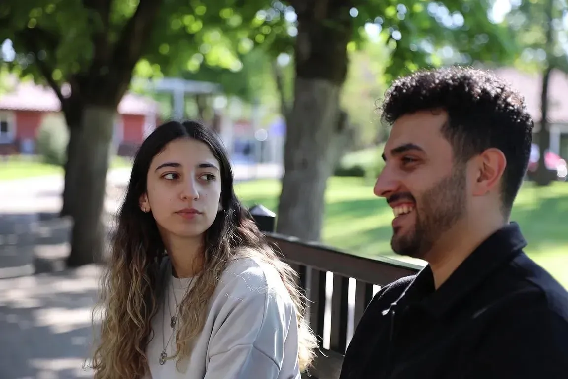 Usare una companion AI per allenare le abilità sociali con le ragazze